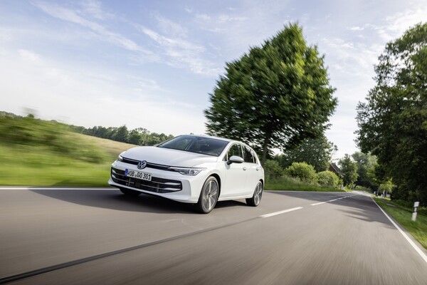 Vista lateral del Volkswagen Golf, elegante y aerodinámico en carretera. Vista lateral del Volkswagen Golf, elegante y aerodinámico en carretera.