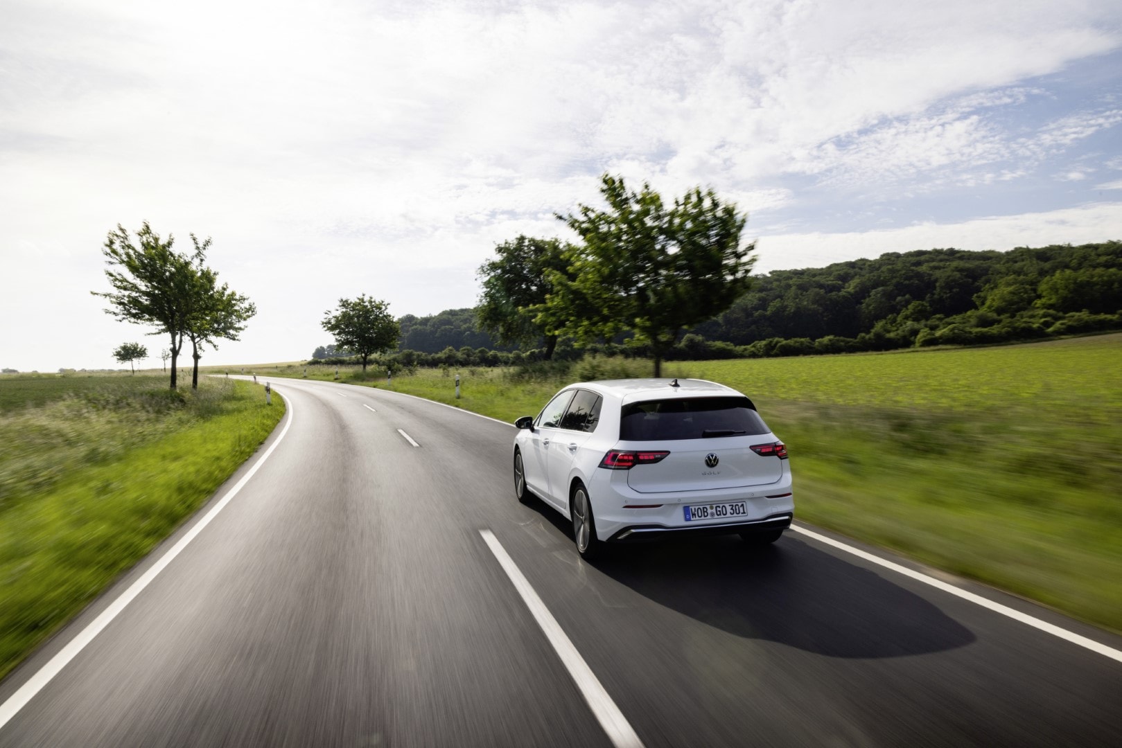 Volkswagen Golf en plena curva, destacando su agilidad y estabilidad.