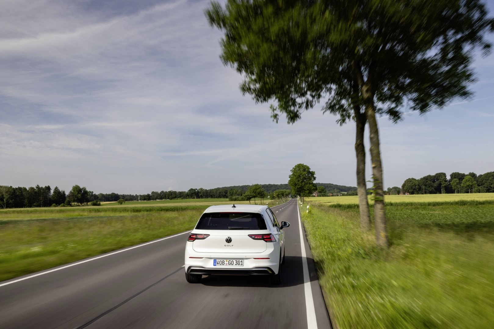 Volkswagen Golf en movimiento, capturando su dinamismo y líneas modernas.