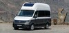 Imagen del Volkswagen Grand California estacionado, mostrando su frontal y lateral. Imagen del Volkswagen Grand California estacionado, mostrando su frontal y lateral.