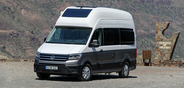 Imagen del Volkswagen Grand California estacionado, mostrando su frontal y lateral. Imagen del Volkswagen Grand California estacionado, mostrando su frontal y lateral.