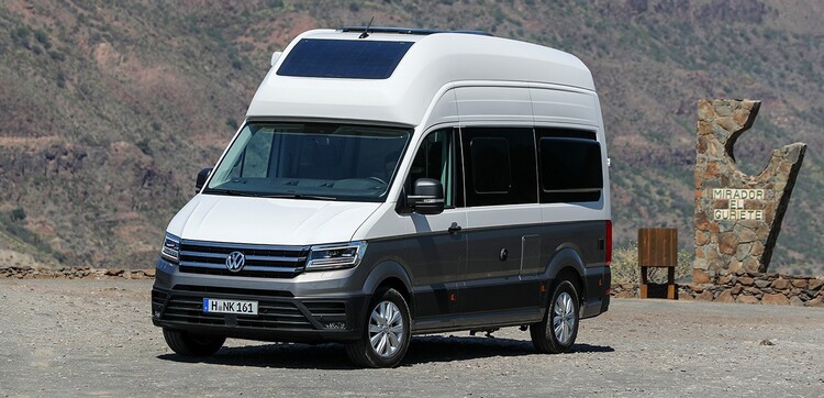 Imagen del Volkswagen Grand California estacionado, mostrando su frontal y lateral.