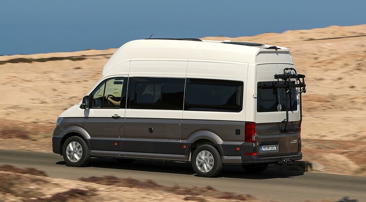 Volkswagen Grand California capturado en pleno movimiento, se aprecia su perfil lateral. Volkswagen Grand California capturado en pleno movimiento, se aprecia su perfil lateral.
