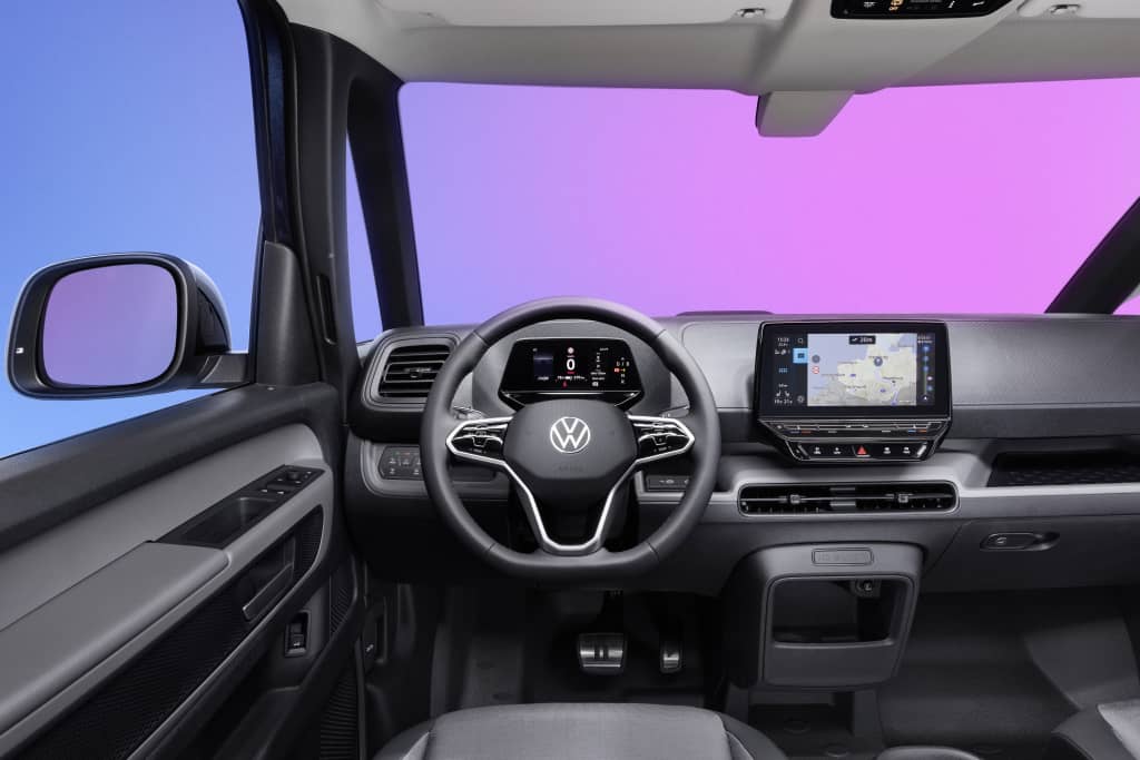 Cabina del Volkswagen ID. Buzz Cargo con enfoque en el volante y asientos.