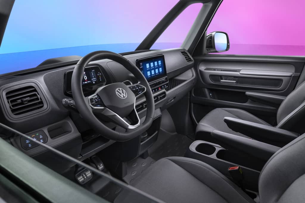 Interior del Volkswagen ID. Buzz Cargo mostrando asientos y consola central.