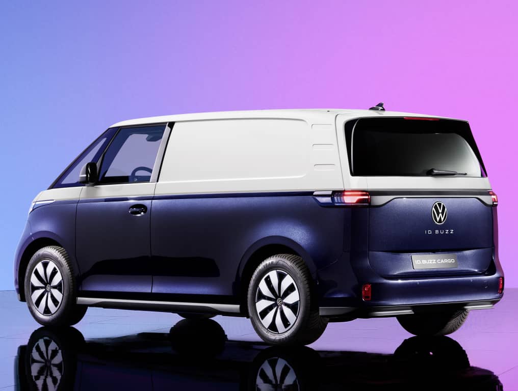 Ángulo trasero y lateral del Volkswagen ID. Buzz Cargo, destacando sus líneas.