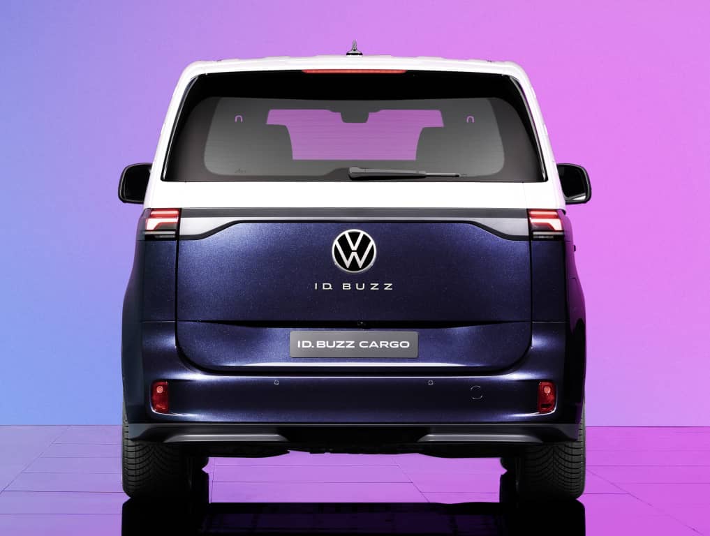 Vista trasera del Volkswagen ID. Buzz Cargo que muestra faros y diseño de puertas.