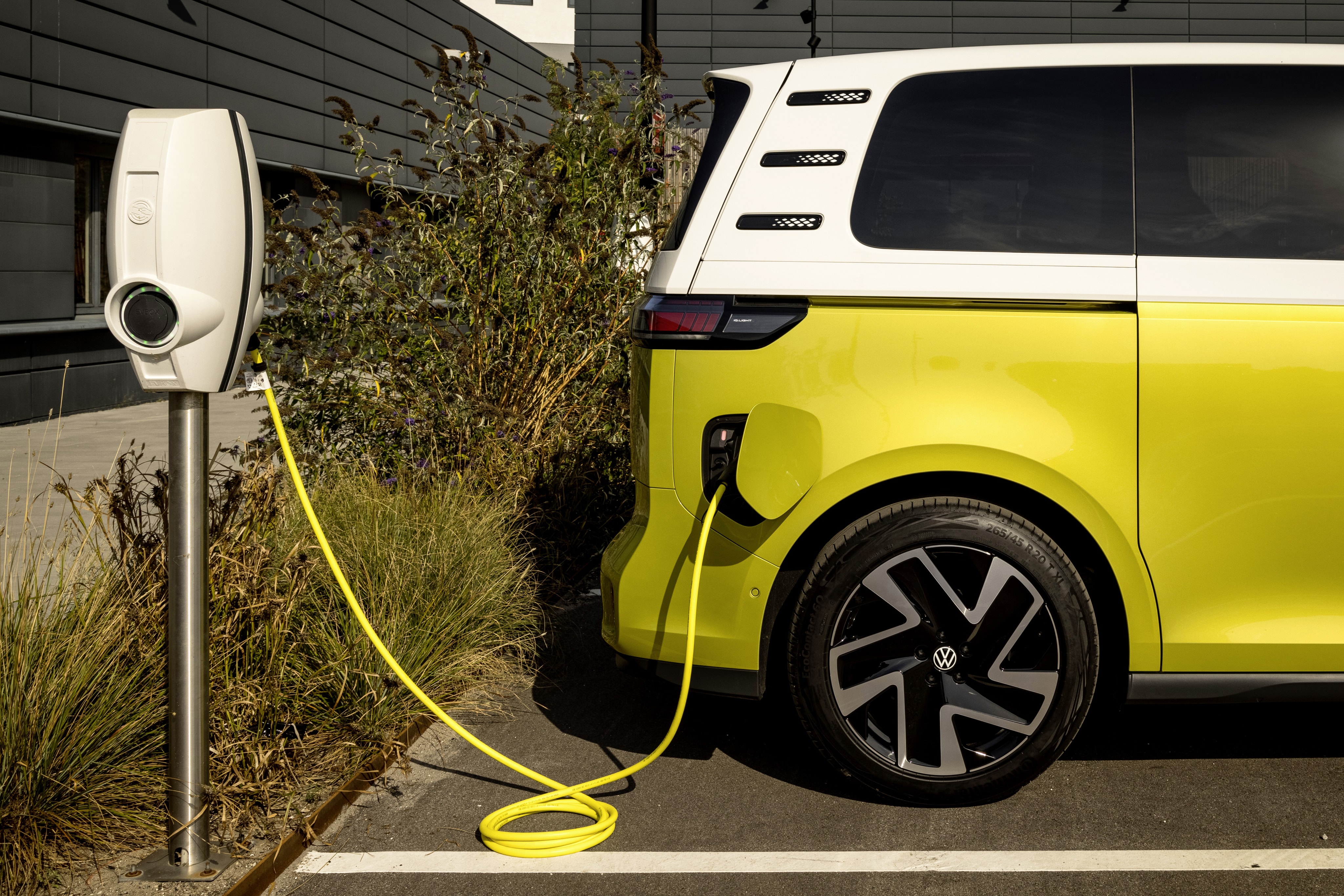 Imagen detallada de Volkswagen ID. Buzz cargando, enfatizando la movilidad eléctrica