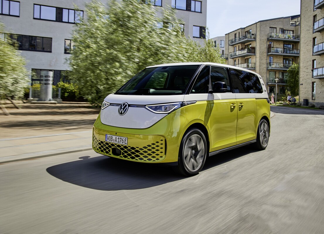 Volkswagen ID. Buzz en movimiento, exhibiendo su diseño lateral y frontal en la ciudad Volkswagen ID. Buzz en movimiento, exhibiendo su diseño lateral y frontal en la ciudad