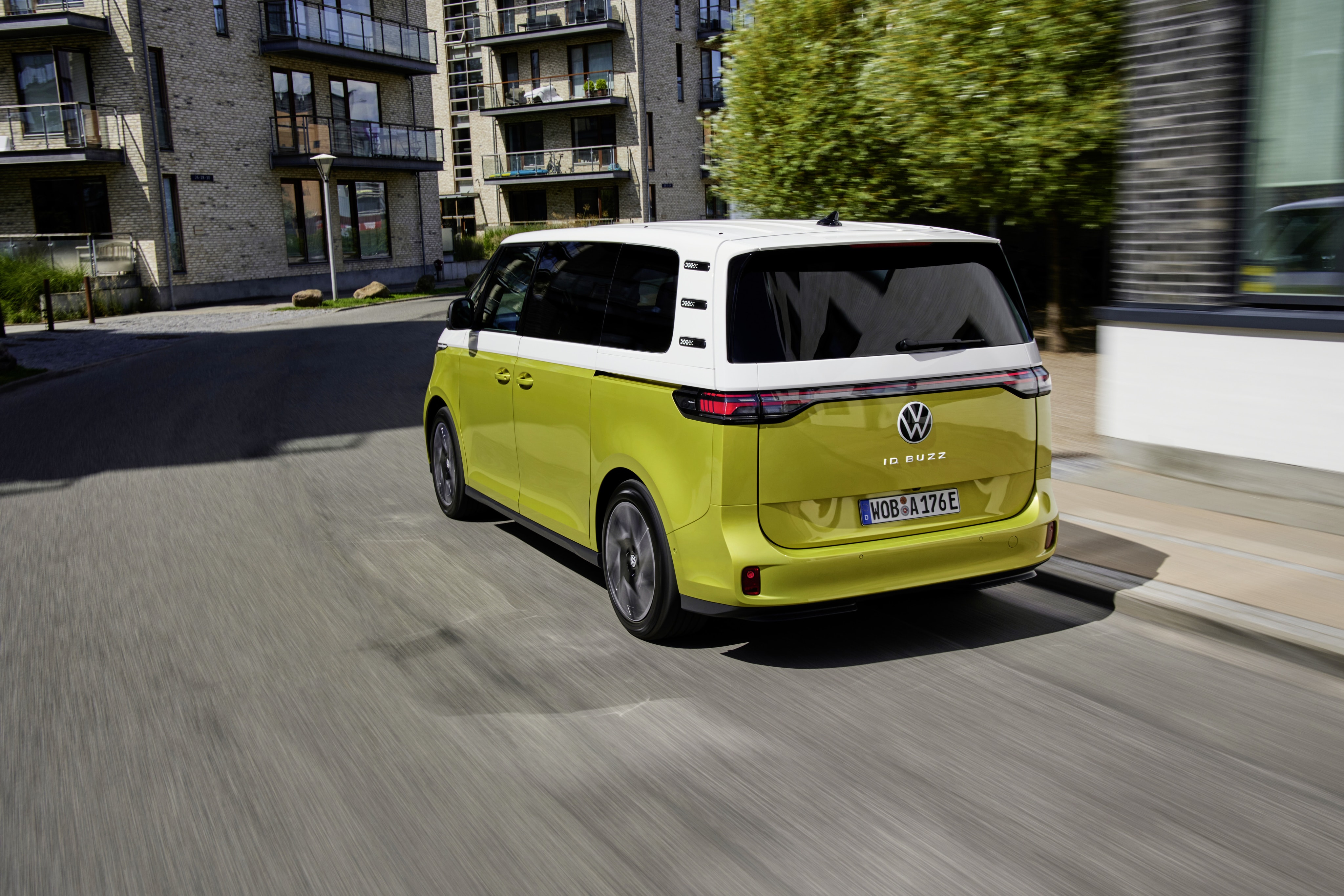 Volkswagen ID. Buzz mostrando su trasera y lateral mientras se desplaza por la urbe