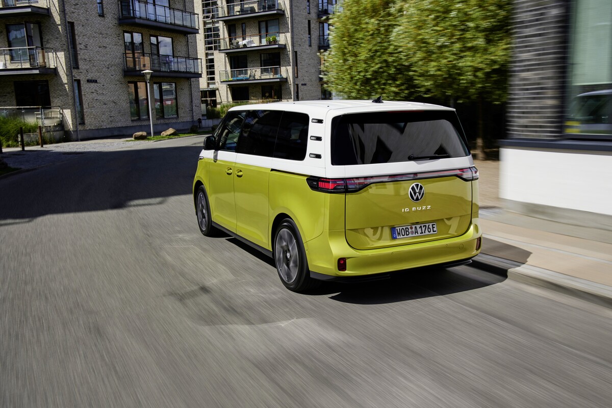 Volkswagen ID. Buzz mostrando su trasera y lateral mientras se desplaza por la urbe Volkswagen ID. Buzz mostrando su trasera y lateral mientras se desplaza por la urbe
