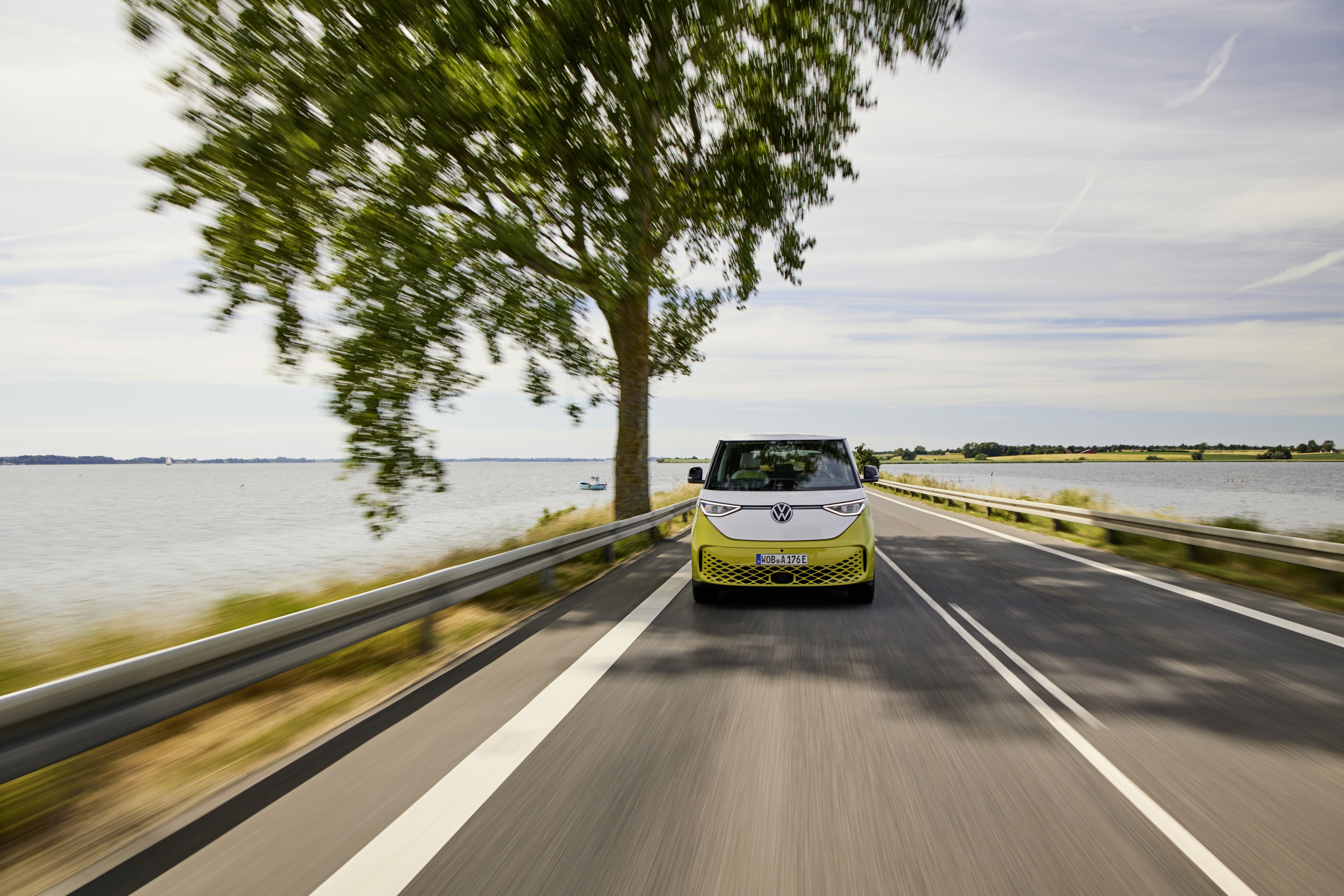 Lateral del ID. Buzz destacando su línea y diseño mientras conduce por la costa.