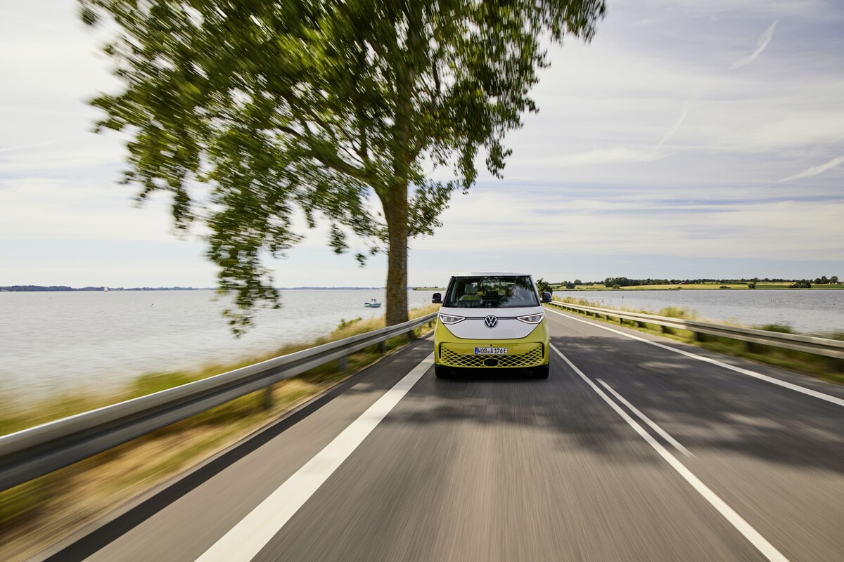 Lateral del ID. Buzz destacando su línea y diseño mientras conduce por la costa. Lateral del ID. Buzz destacando su línea y diseño mientras conduce por la costa.