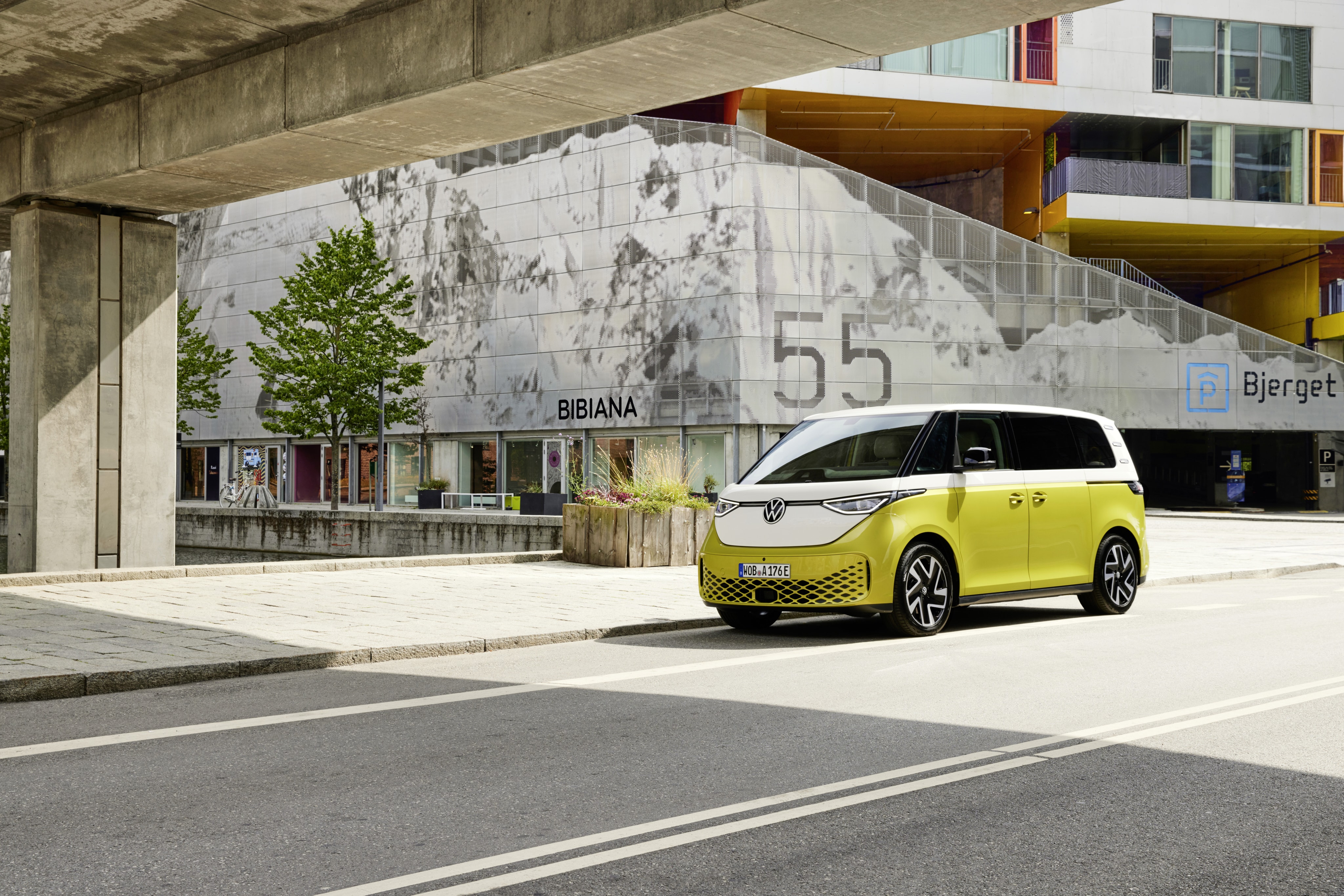 Volkswagen ID. Buzz eléctrico integrándose en un entorno urbano moderno