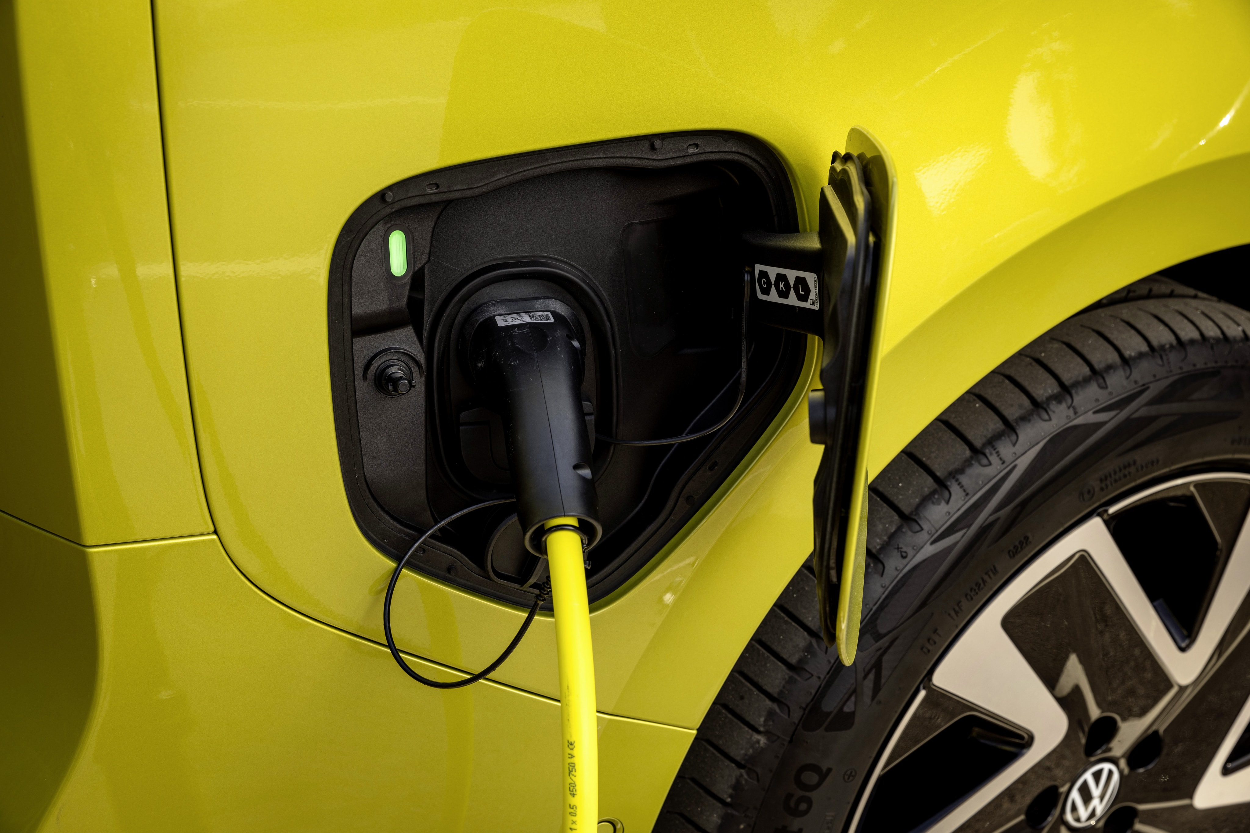 Detalle del punto de carga del Volkswagen ID. Buzz.