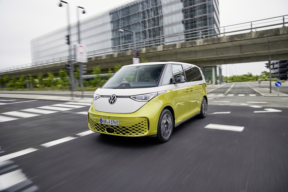 Volkswagen ID. Buzz en movimiento mostrando su diseño dinámico. Volkswagen ID. Buzz en movimiento mostrando su diseño dinámico.