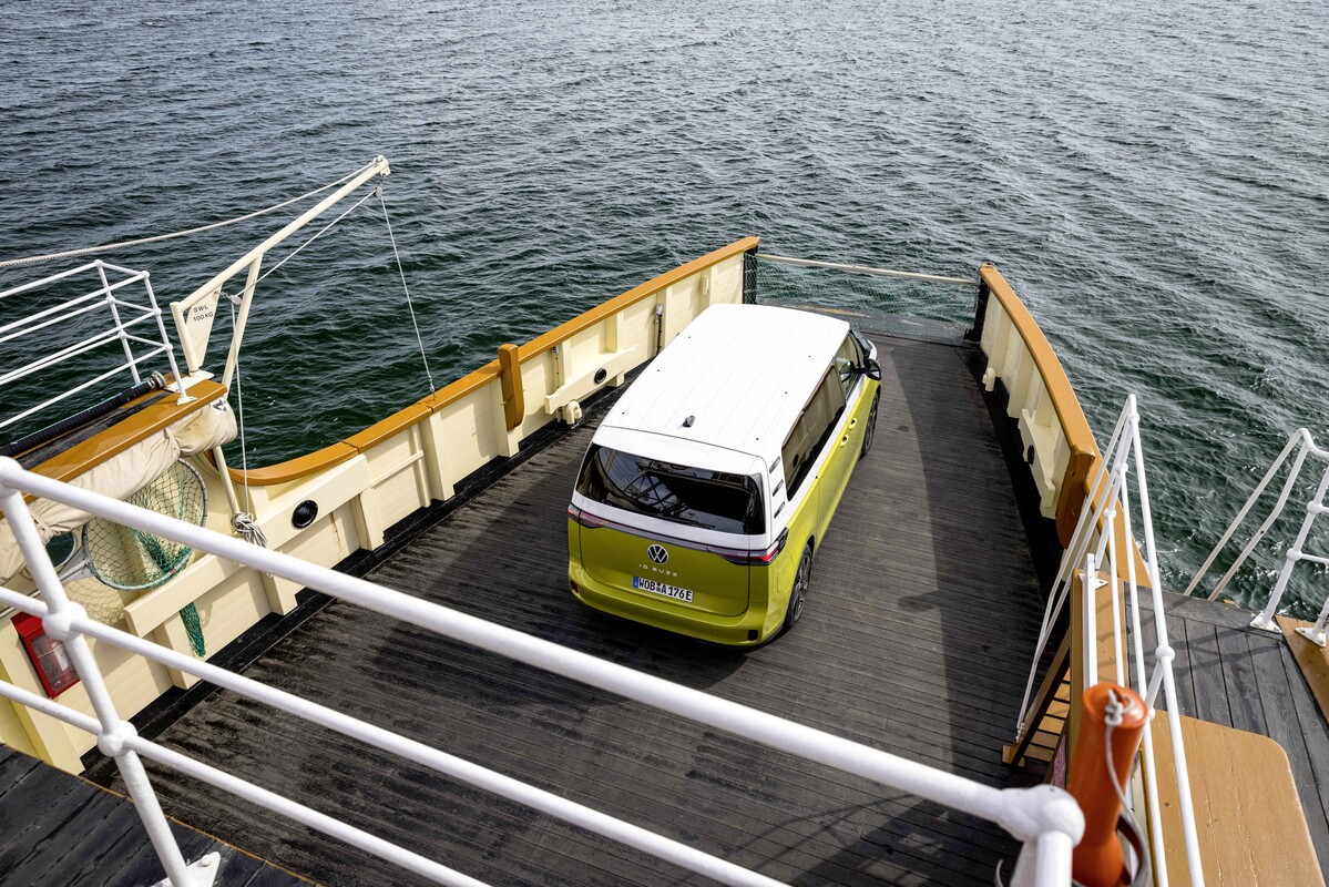 Volkswagen ID. Buzz a bordo de un ferry, mostrando su versatilidad. Volkswagen ID. Buzz a bordo de un ferry, mostrando su versatilidad.