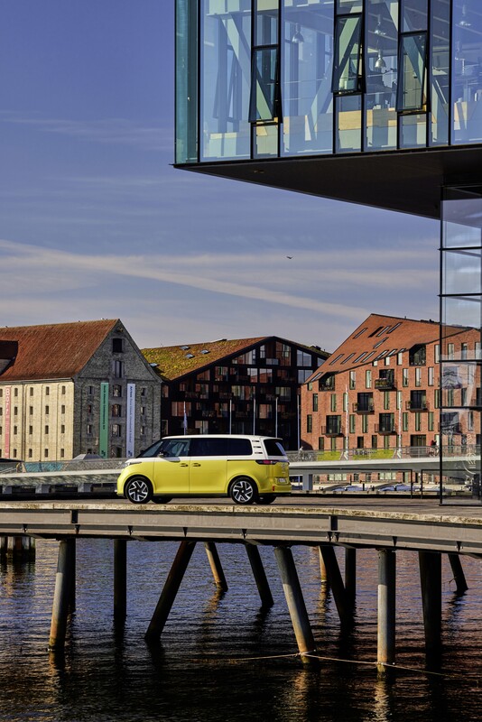 Volkswagen ID. Buzz aparcado en un paisaje urbano moderno. Volkswagen ID. Buzz aparcado en un paisaje urbano moderno.