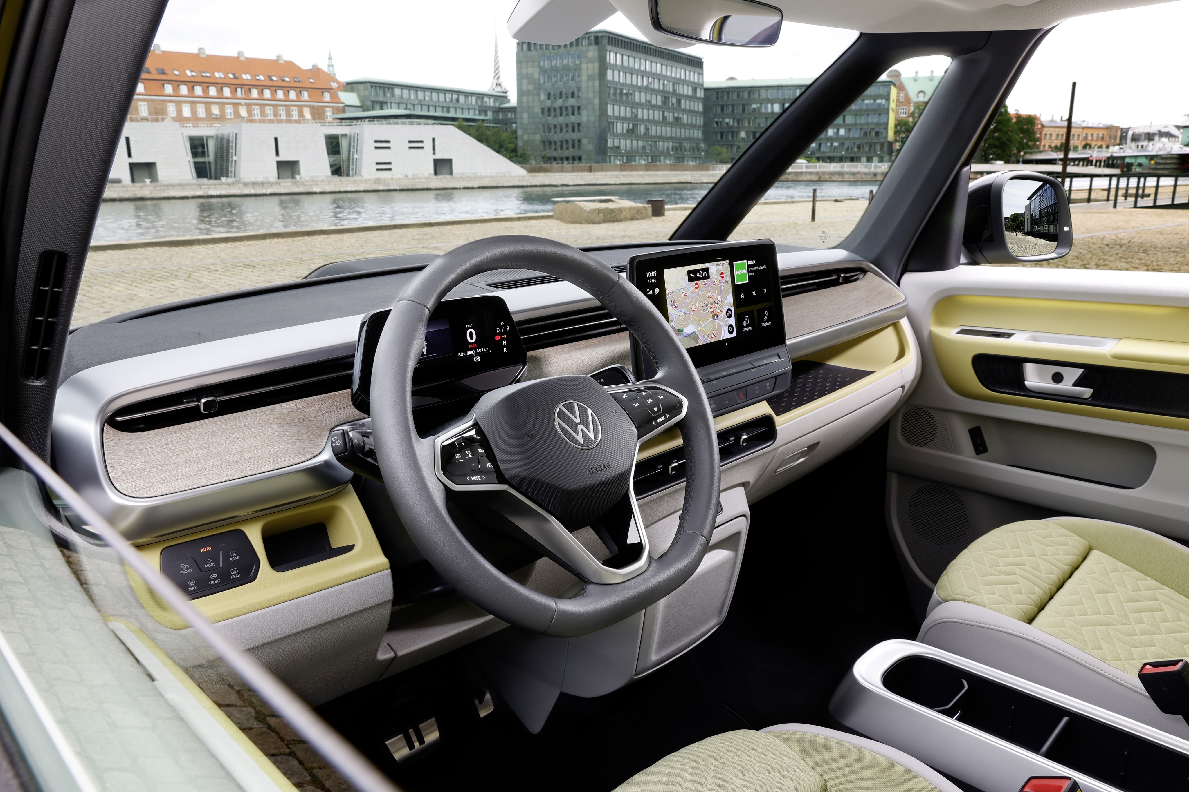 Vista del puesto de conducción y el diseño interior del Volkswagen ID. Buzz.