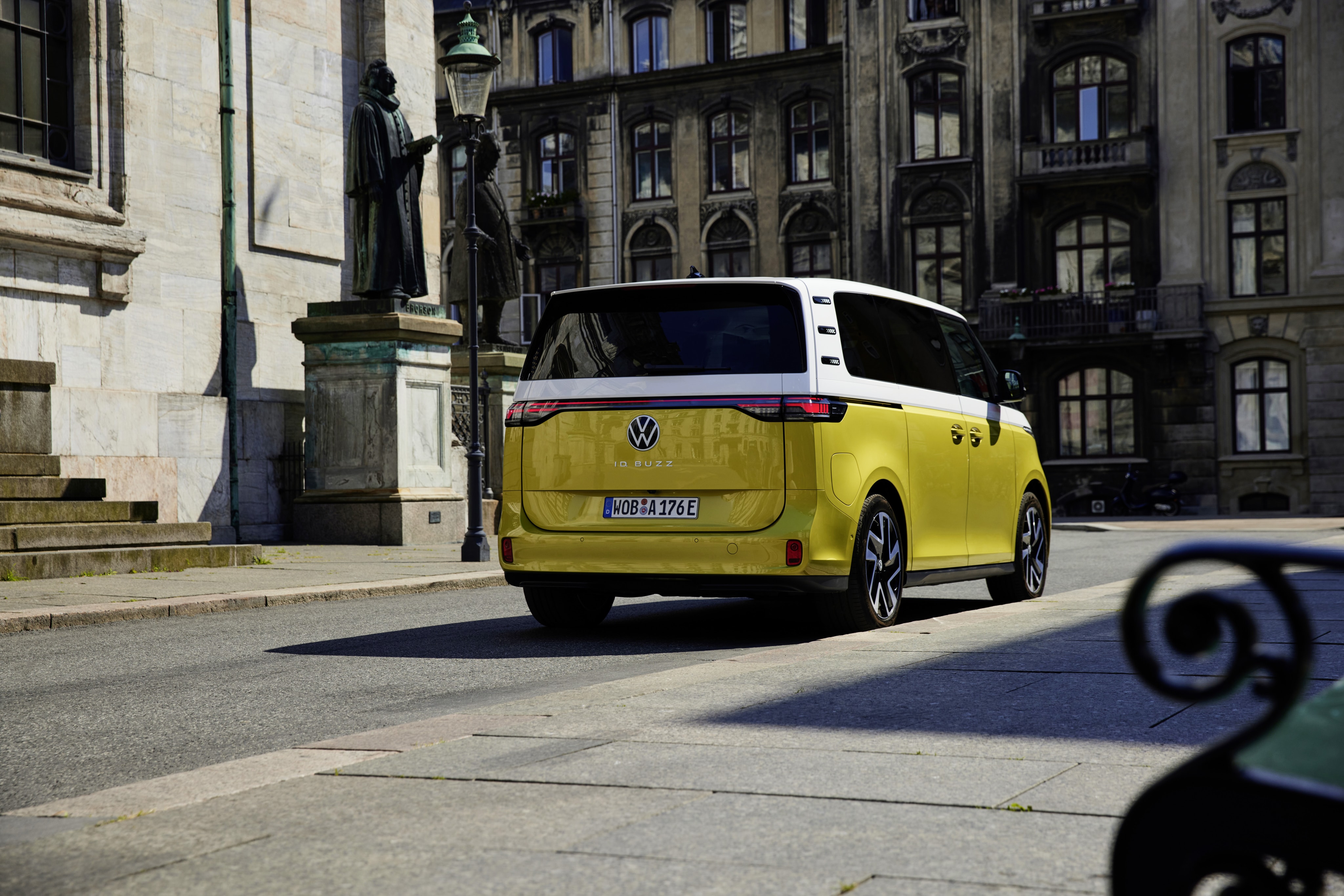 Vista trasera del Volkswagen ID. Buzz en entorno urbano.