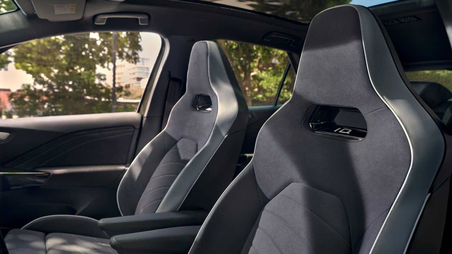 Vista de los asientos deportivos del Volkswagen ID.3, diseño y confort.