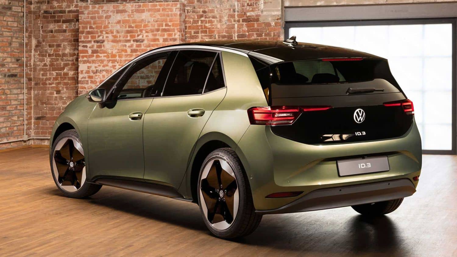 Vista trasera del Volkswagen ID.3 en una exposición, resalta su diseño aerodinámico.