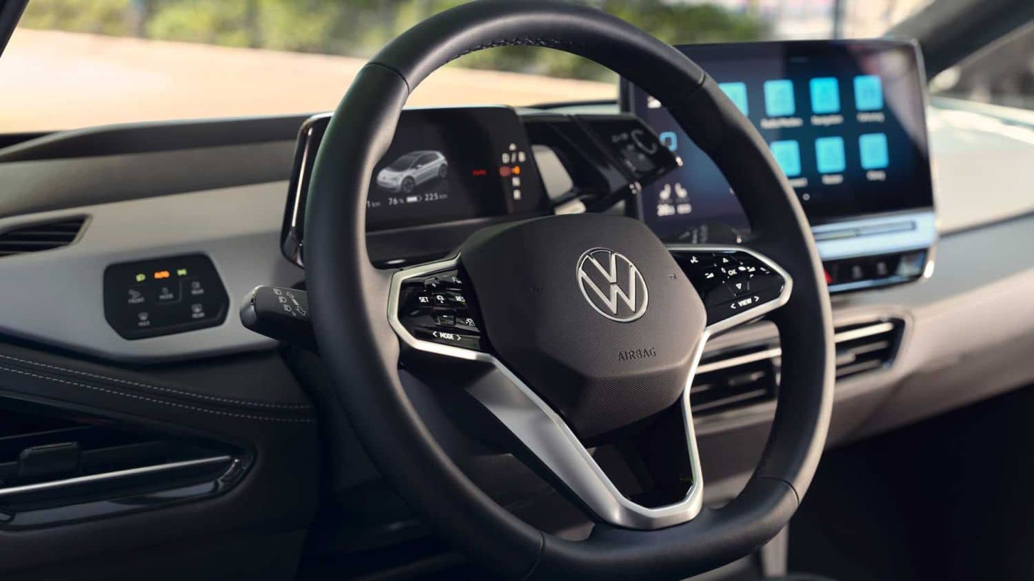 Detalle del volante multifunción y panel de instrumentos del Volkswagen ID.3.