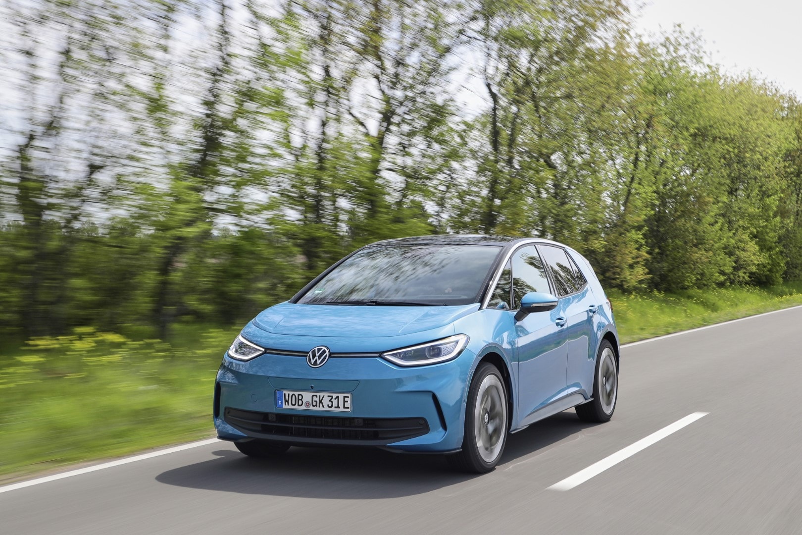 Angulo frontal del Volkswagen ID.3 destacando líneas y aerodinámica