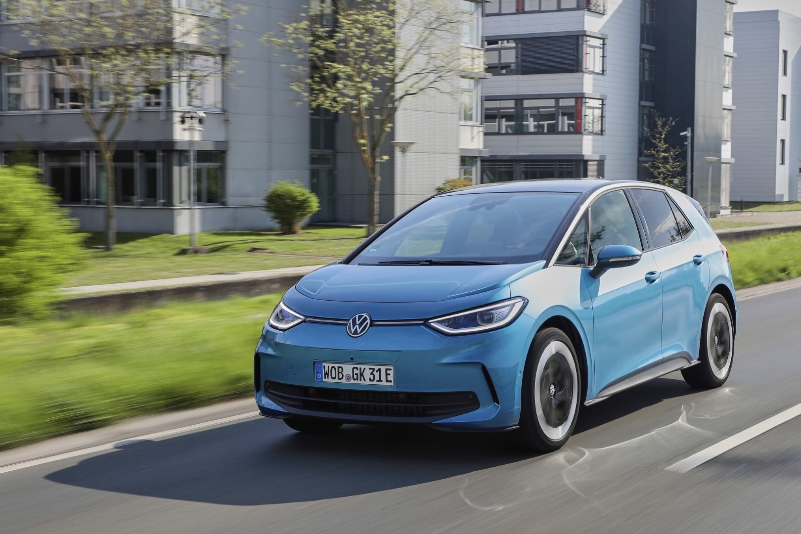 Volkswagen ID.3 en movimiento mostrando su frontal y diseño de techo