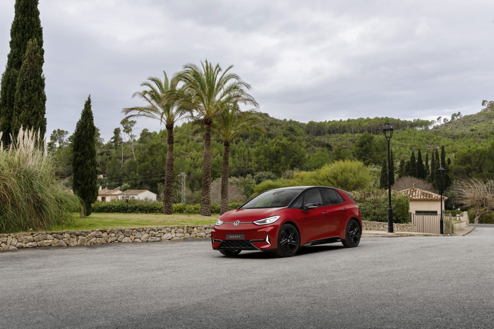 Vista frontal del Volkswagen ID.3 en entorno urbano, mostrando su diseño característico