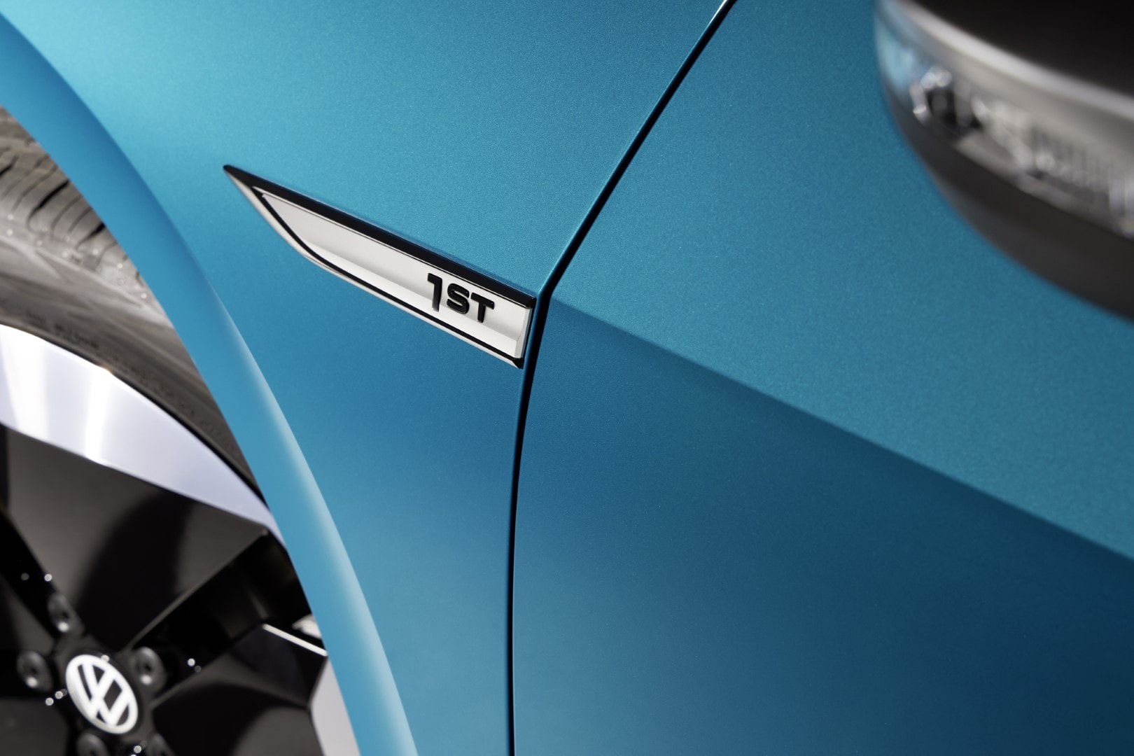 Detalle del emblema lateral del VW ID.3 indicando la edición "1ST".