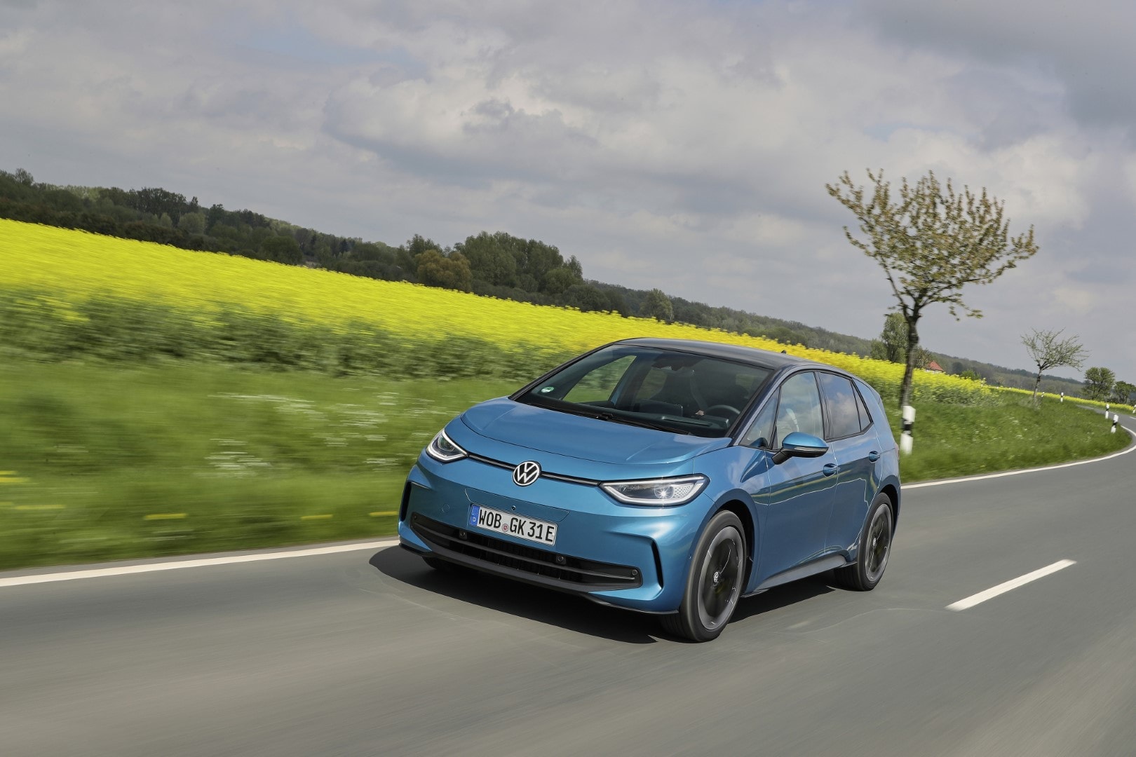 Volkswagen ID.3 captado lateralmente en marcha por carretera campestre