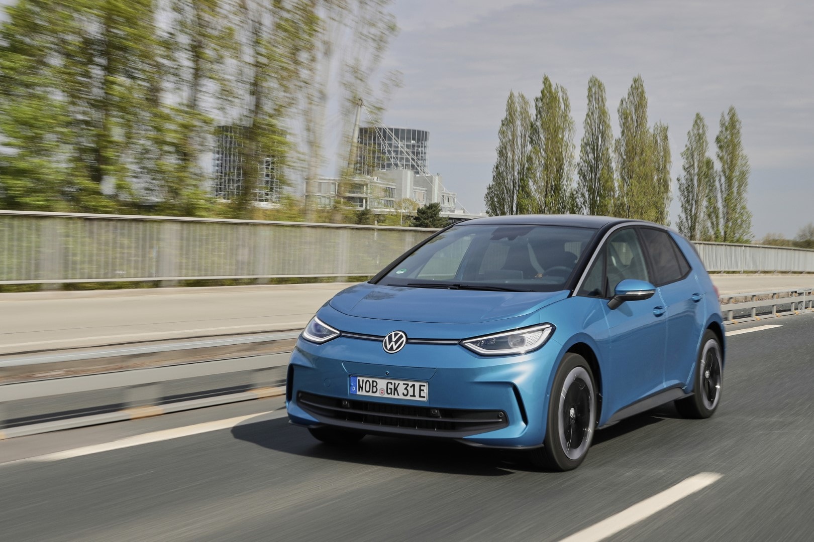 Imagen del Volkswagen ID.3 de frente enfatizando su diseño frontal