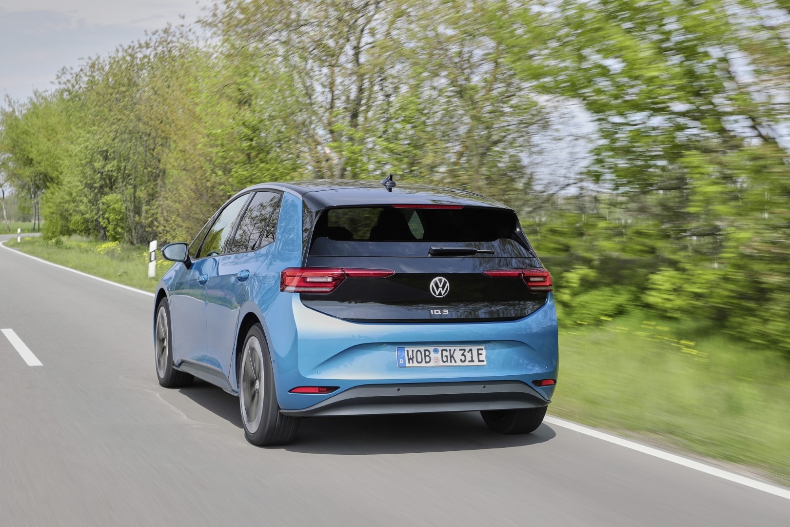 Vista frontal del Volkswagen ID.3 en una carretera, mostrando faros y parilla