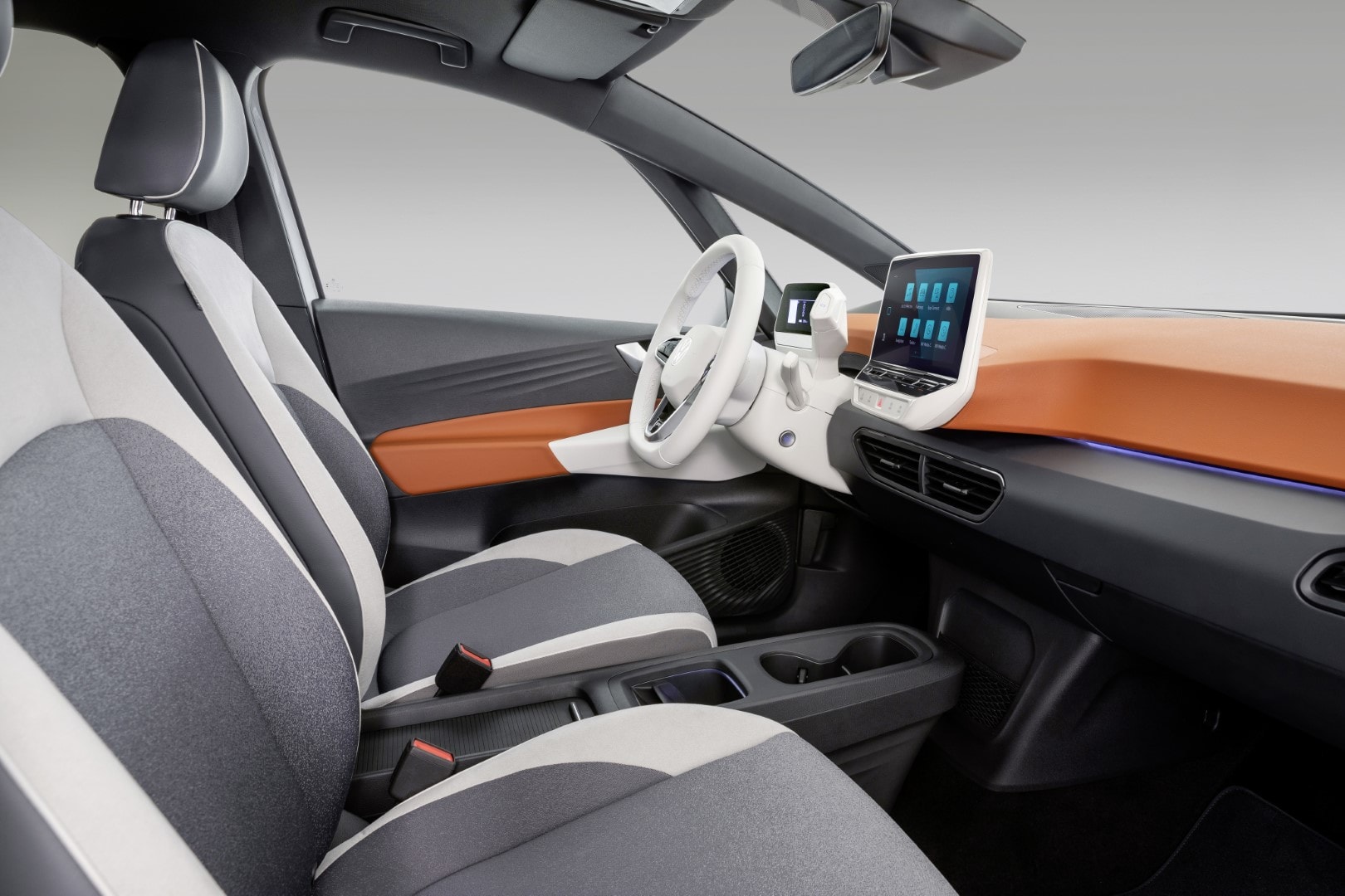 Cabin interior con asientos bicolores y panel de instrumentos digital.