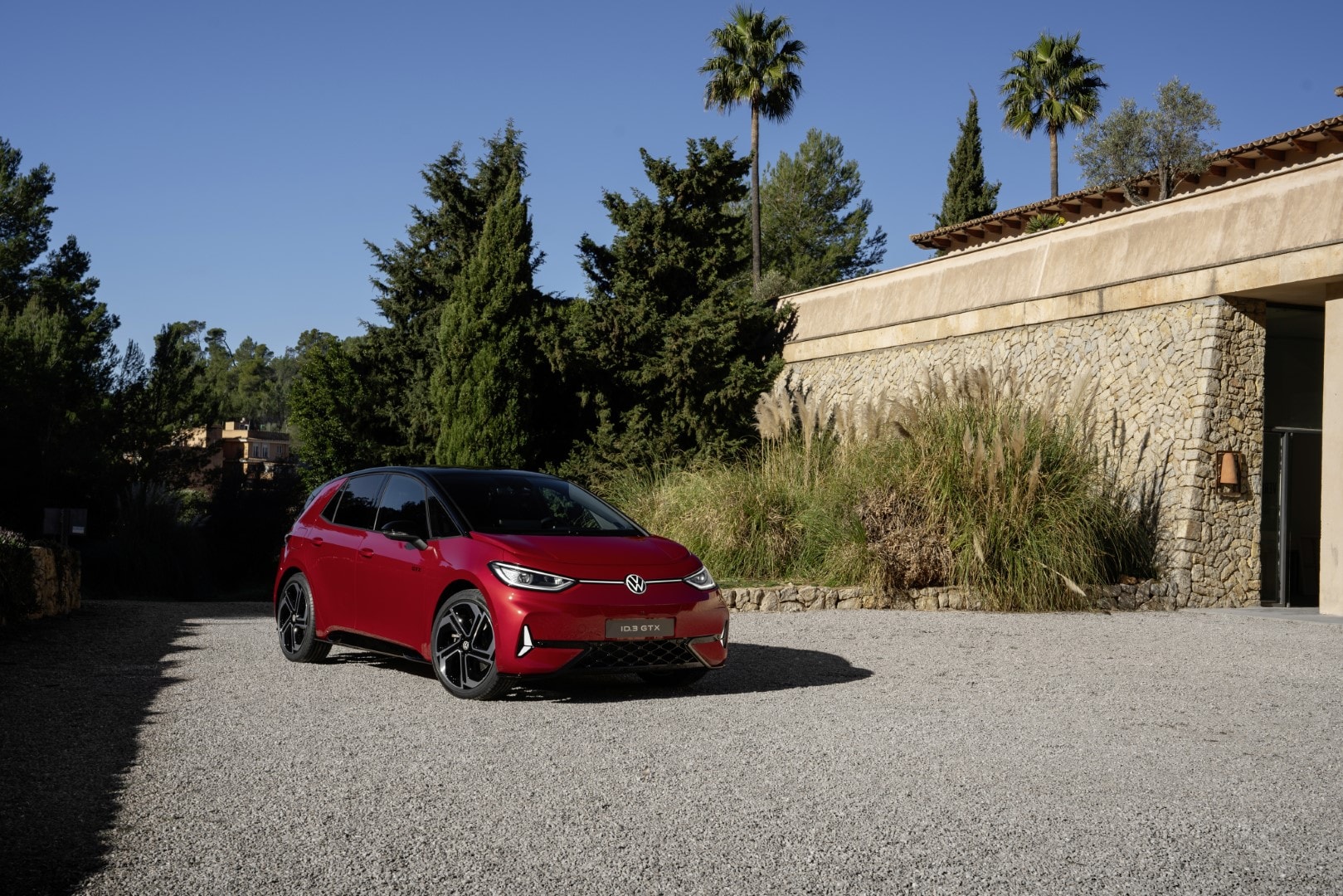 Vista angular frontal y lateral del ID.3, resaltando su línea y faros