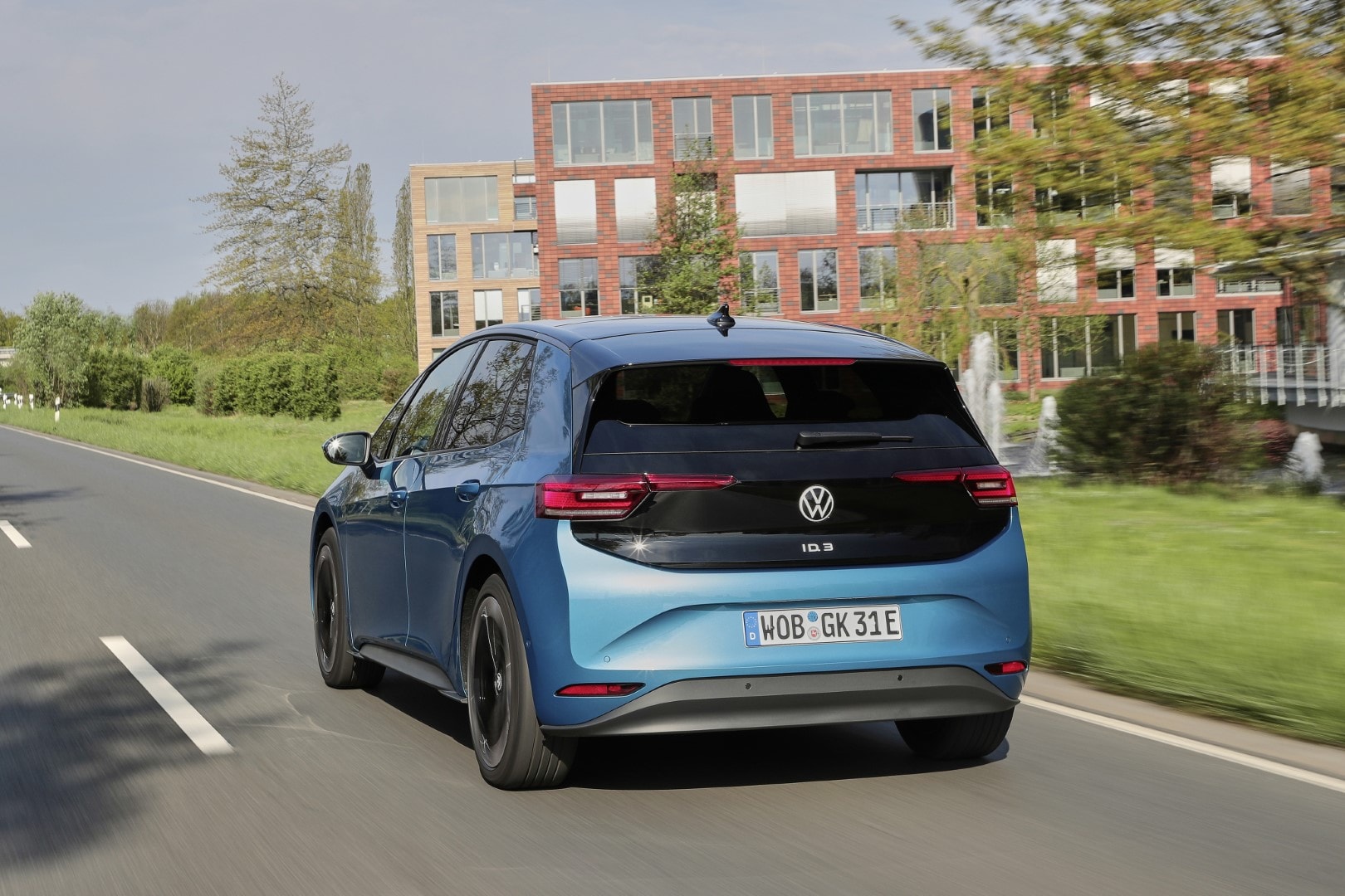 Imagen de la parte trasera del Volkswagen ID.3 en carretera