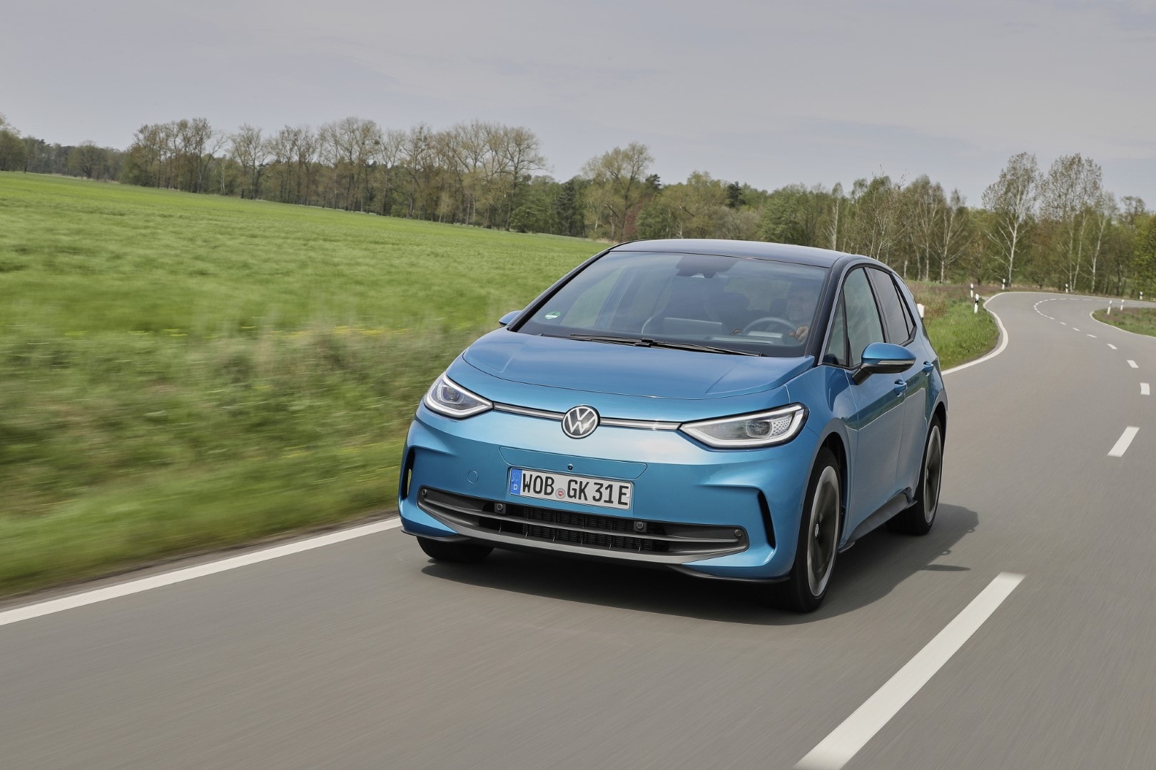 Perfil dinámico del Volkswagen ID.3 resaltando su silueta en movimiento