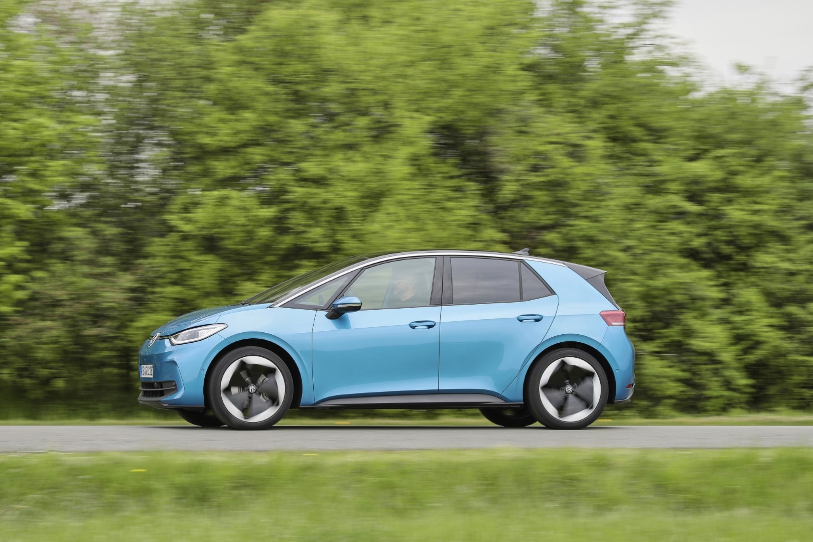 Perfil lateral del Volkswagen ID.3 mostrando líneas aerodinámicas.