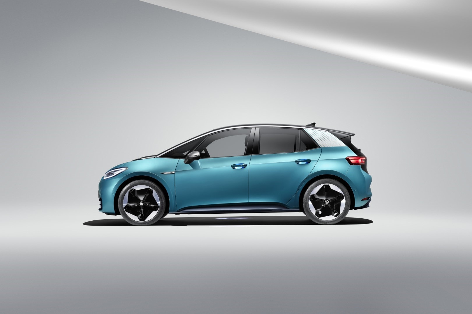Vista lateral del Volkswagen ID.3 destacando su diseño aerodinámico