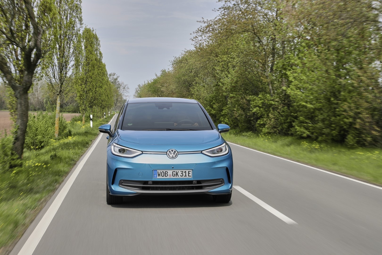 Volkswagen ID.3 en movimiento, vista frontal dinámica.