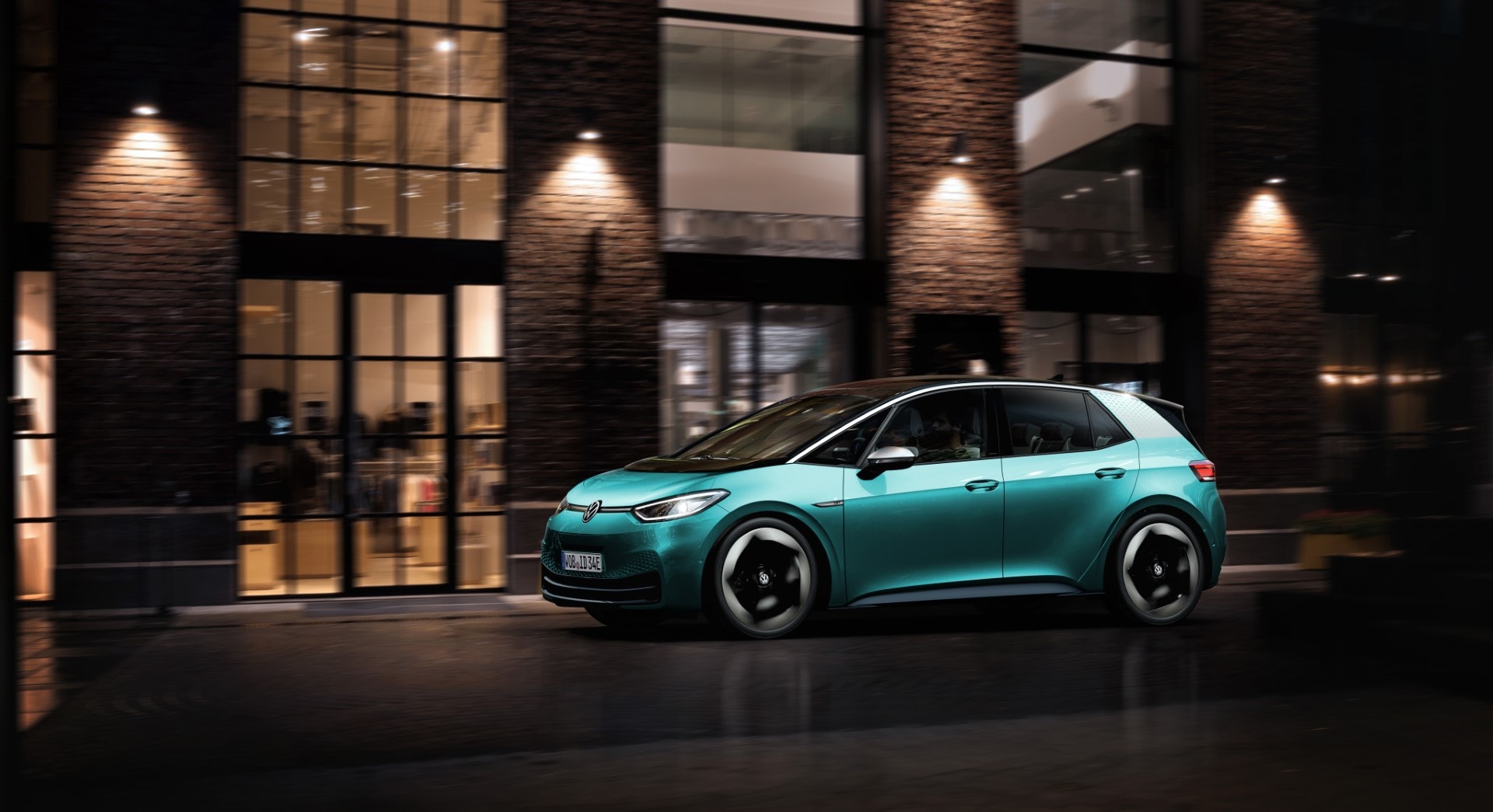 Volkswagen ID.3 en una escena nocturna realzando su diseño.