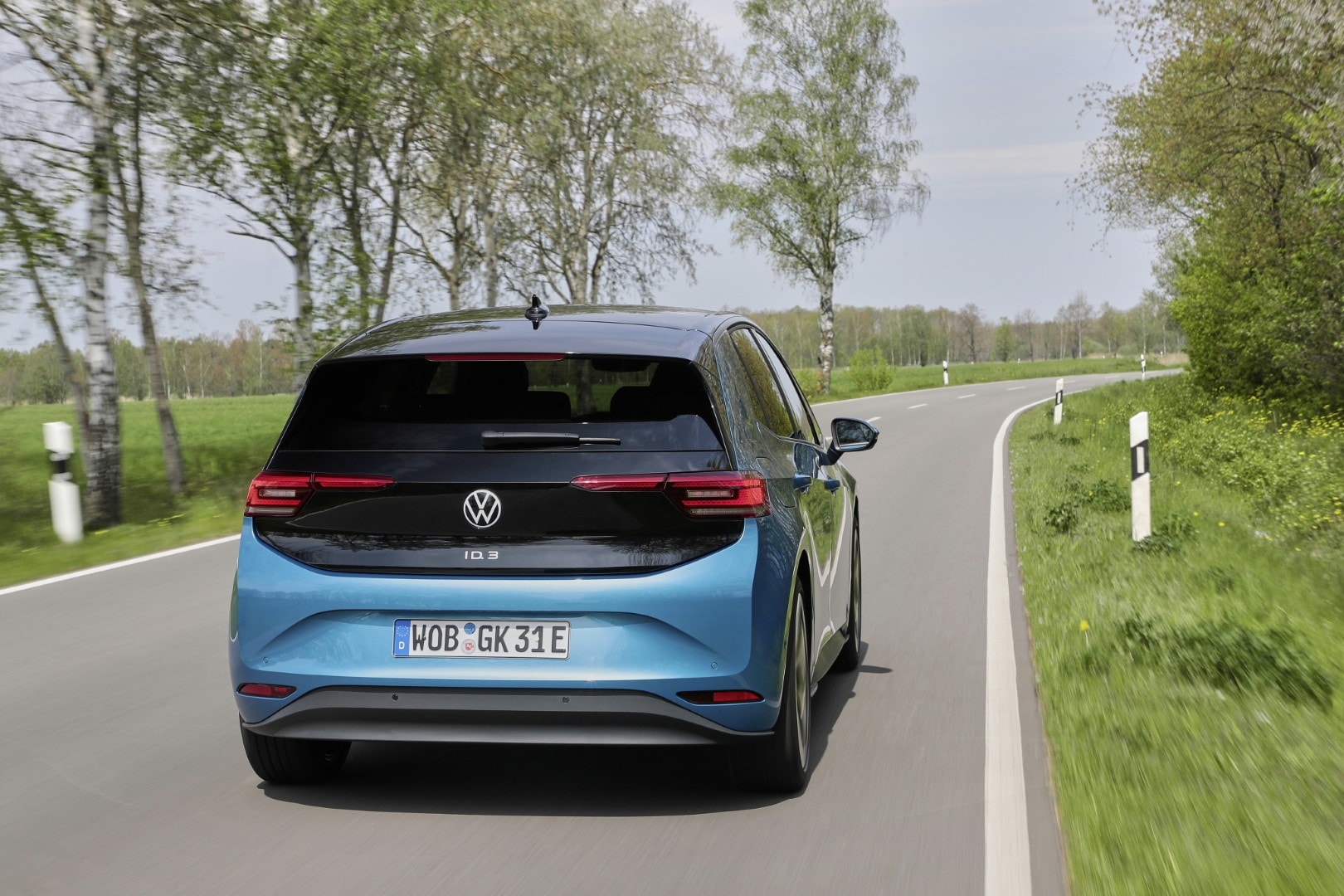 Vista trasera del Volkswagen ID.3 mientras circula por una carretera
