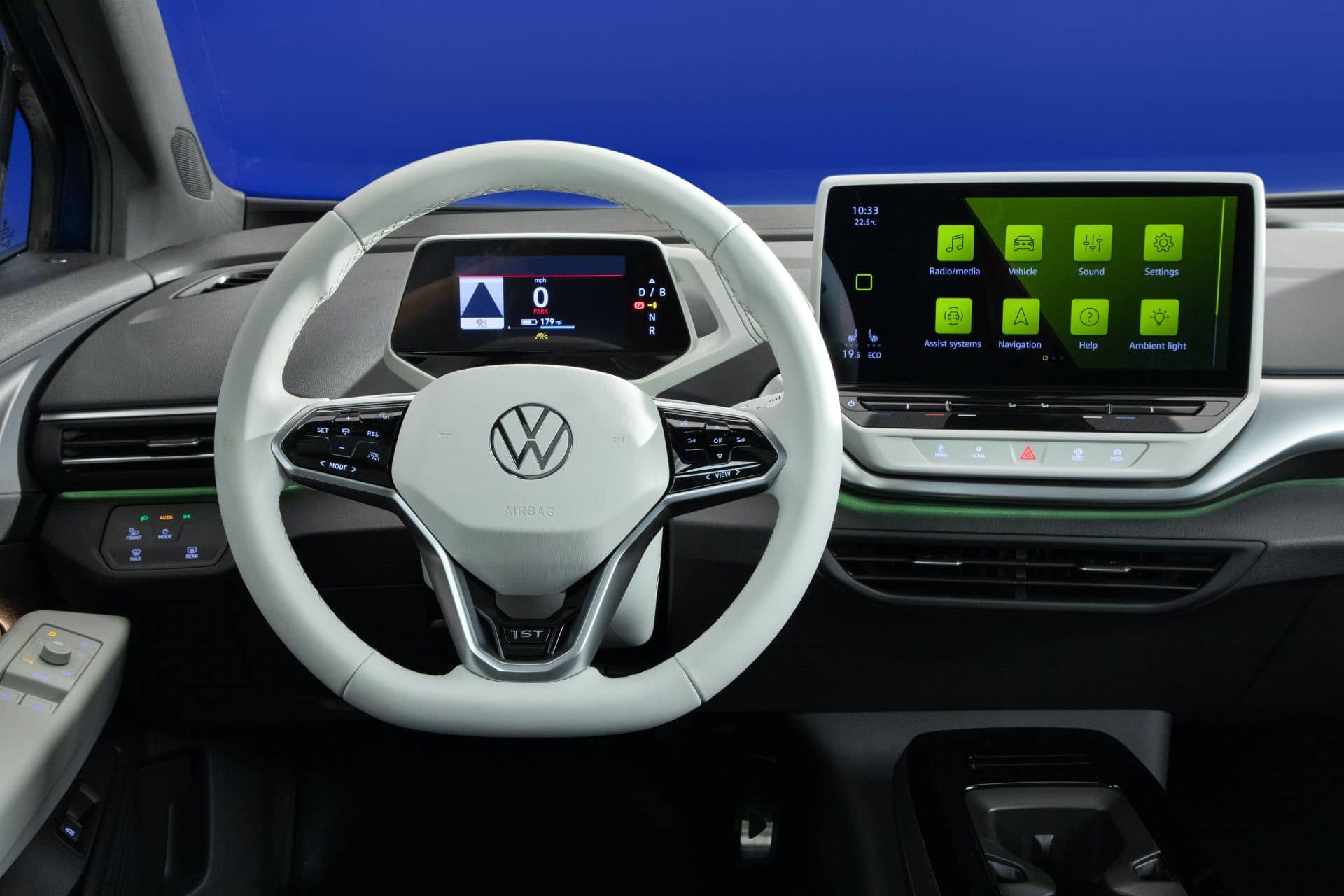 Cabina del VW ID.4 con volante futurista y panel de instrumentos digital.