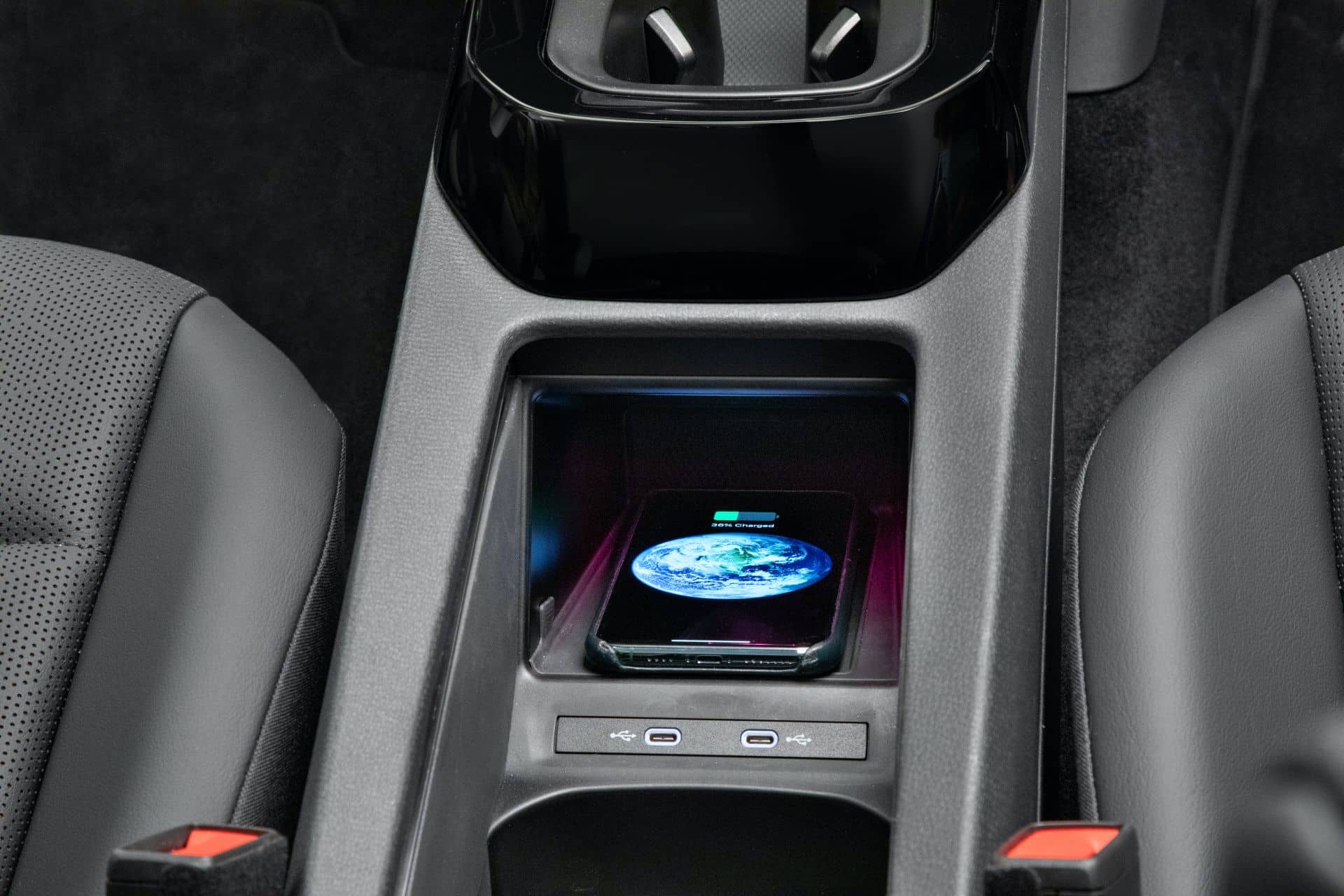 Vista detallada de la consola central del Volkswagen ID.4.