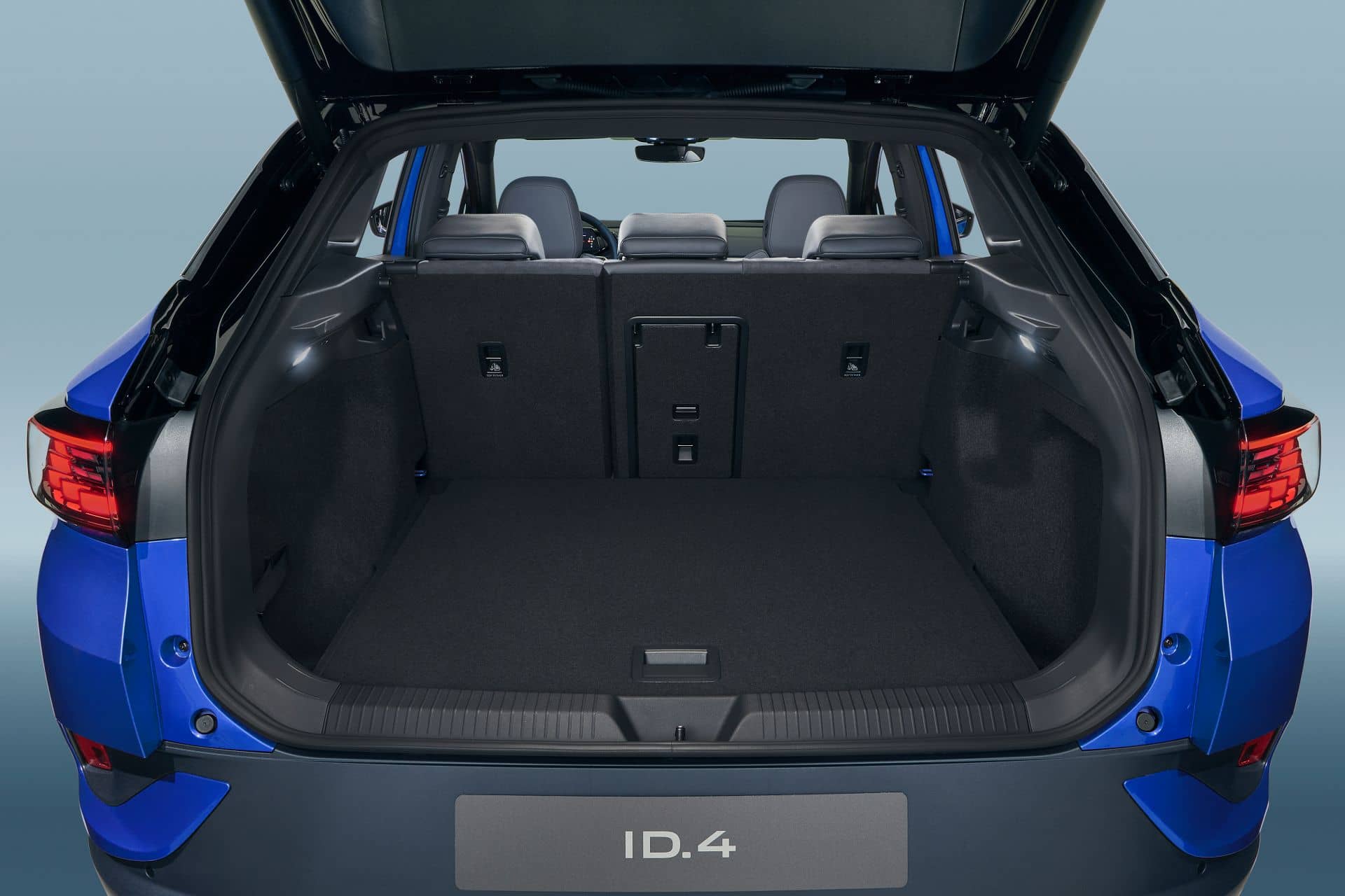 Vista del amplio maletero del Volkswagen ID.4 con asientos abatidos