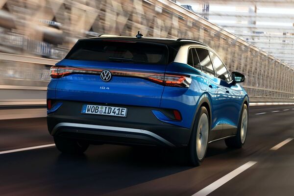 Imagen de la parte trasera del VW ID.4 en una perspectiva que muestra su diseño limpio y luces LED. Imagen de la parte trasera del VW ID.4 en una perspectiva que muestra su diseño limpio y luces LED.