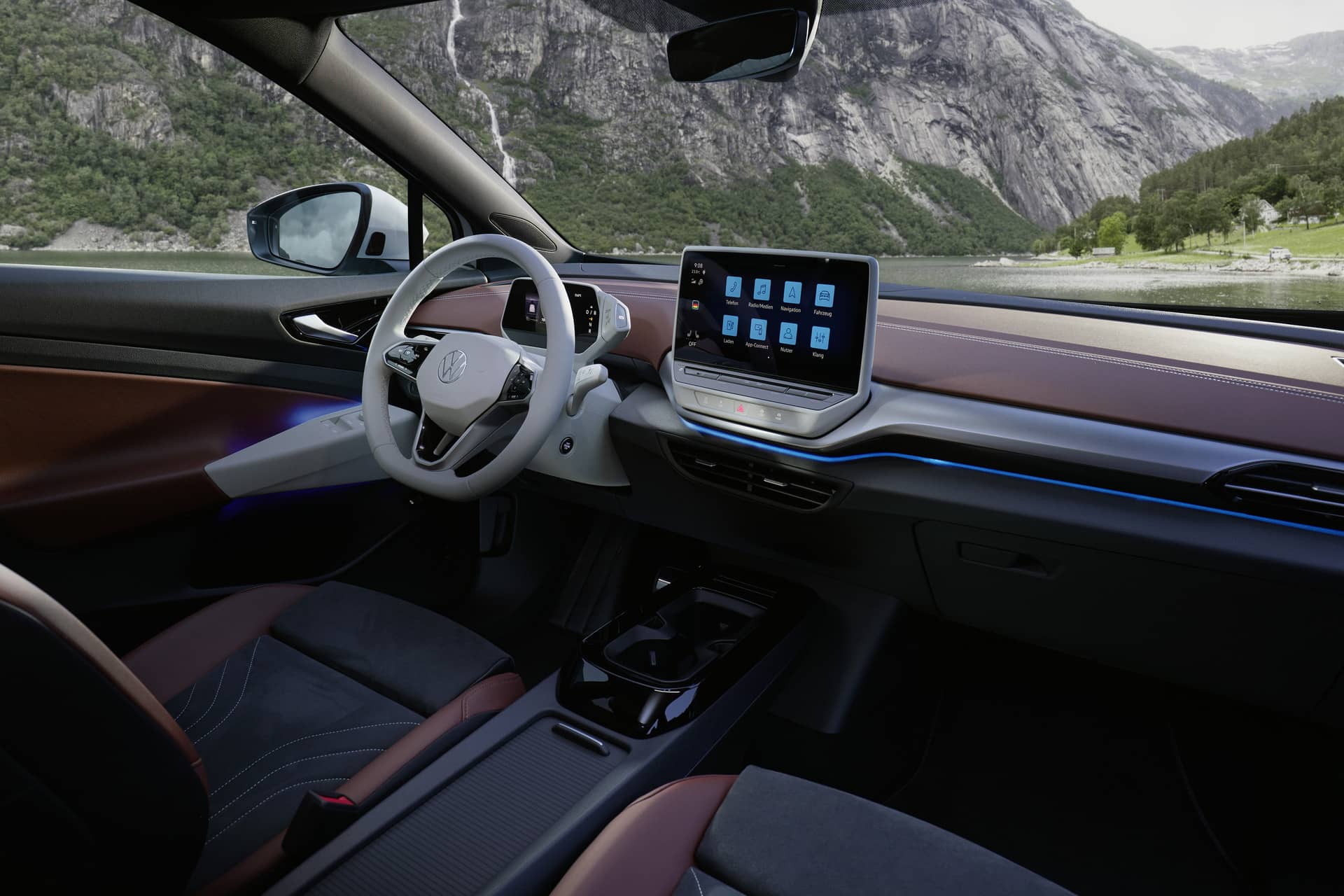 Cabina del ID.5 con enfoque en la consola central y volante.
