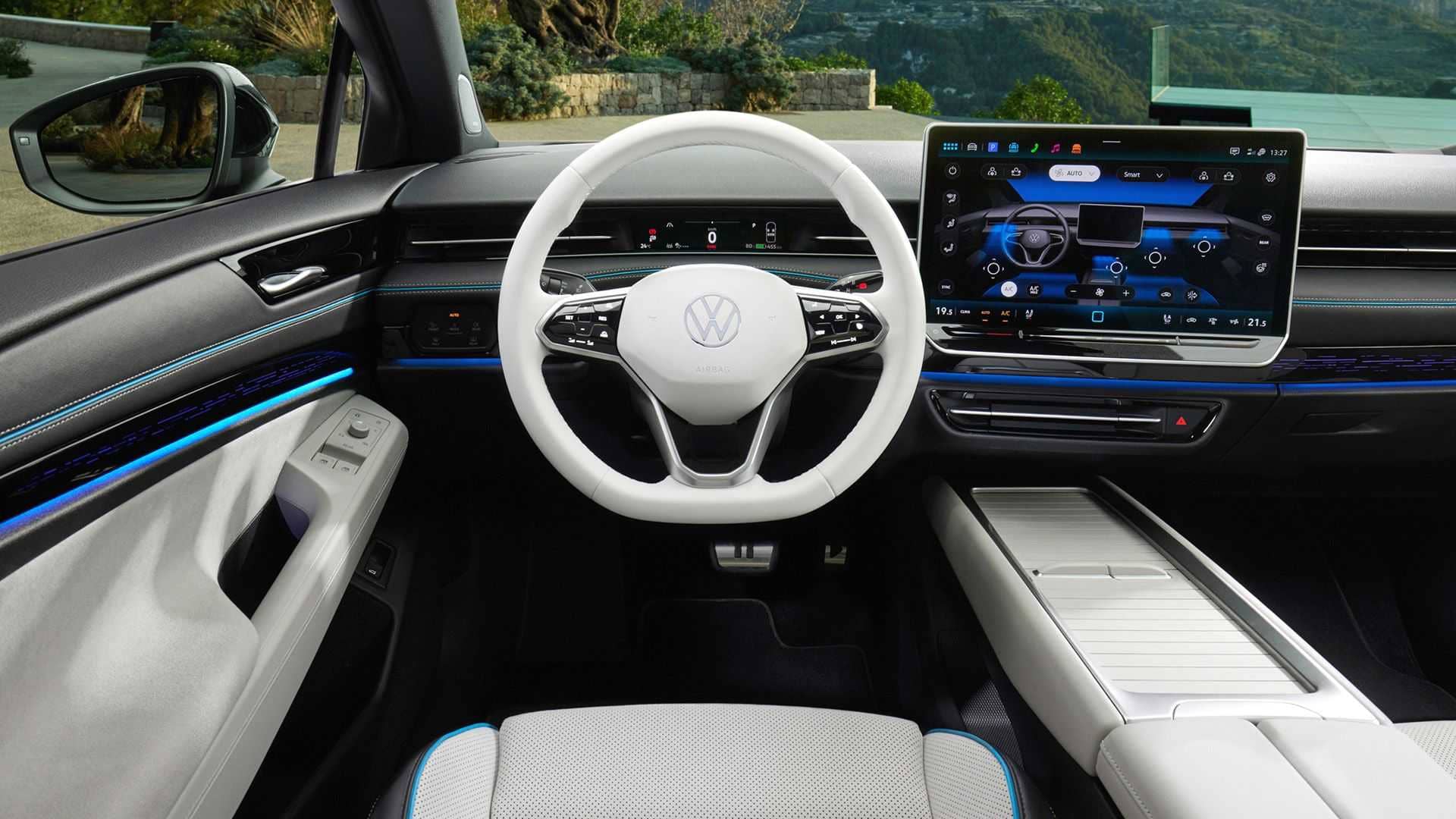 Cabina futurista del Volkswagen ID.7 con enfoque minimalista y tecnológico.
