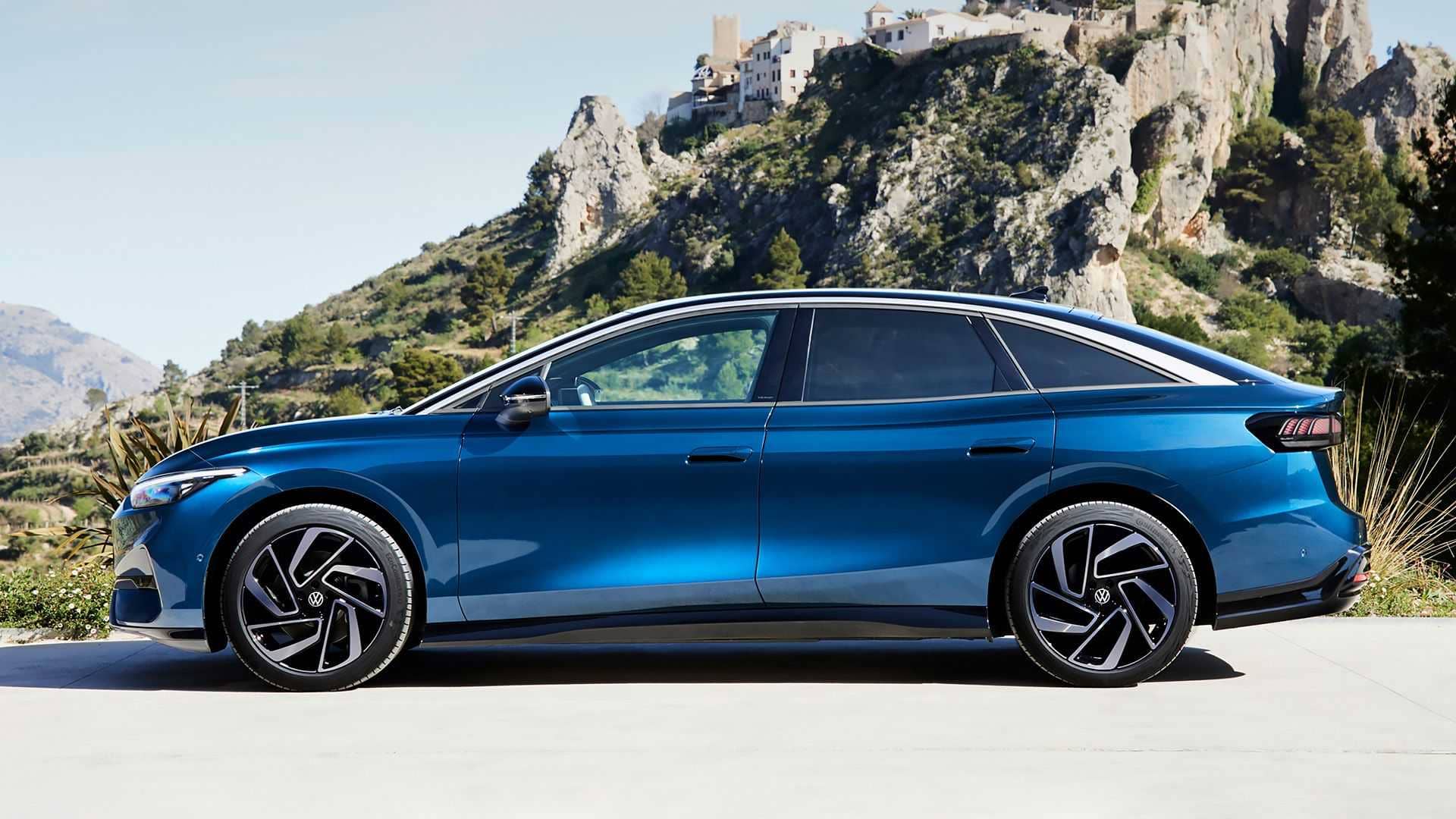 Perfil lateral del VW ID.7 que muestra la elegancia y modernidad de su diseño.